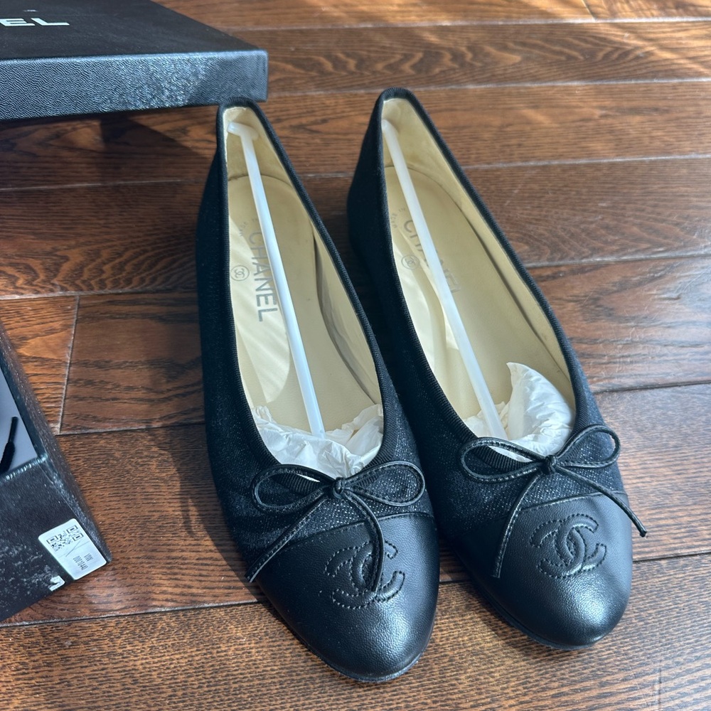 CHANEL Black Leather-dark navy denim flats